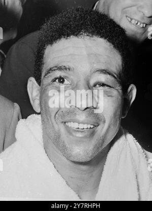 OLSON REMPORTE LE TITRE MONDIAL DES POIDS MOYENS AU 22.10.53. L'américain Carl 'Bobo' Olson a devancé le britannique Randolph Turpin pour remporter le championnat du monde incontesté de boxe poids moyens au Madison Square Garden, New York, hier soir. Auparavant, chaque homme avait été reconnu dans son propre pays comme champion du monde. Gros plan sur TURPIN après sa défaite par BOBO OLSON. Banque D'Images