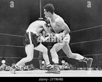 OLSON REMPORTE LE TITRE MONDIAL DES POIDS MOYENS AU 22.10.53. L'américain Carl 'Bobo' Olson a devancé le britannique Randolph Turpin pour remporter le championnat du monde incontesté de boxe poids moyens au Madison Square Garden, New York, hier soir. Auparavant, chaque homme avait été reconnu dans son propre pays comme champion du monde. Banque D'Images