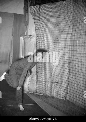 FILLE DANS L'ATTACKAvec la lumière de la bataille dans ses yeux, la femme bowleuse Diana Brickell descend son bras droit fort alors qu'elle s'entraîne aux filets de l'école de cricket intérieure de Chiswick. Les femmes de cricketers reçoivent un entraînement spécial à l'école en préparation de la visite de l'équipe australienne de tournée féminine, prévue dans ce pays en mai. Les filles sous instruction à Chiswick sont parmi les 17 joueuses choisies parmi 6000 membres des clubs affiliés à la Women's Cricket Association pour un entraînement spécial. Trois matchs de test de trois jours seront joués contre les australiens 9 janvier 19 Banque D'Images