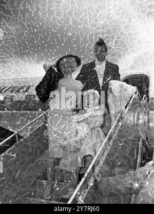 JAYNE MANSFIELD ARRIVESWearing une robe moulante en peau de laine mauve Jayne Mansfield est arrivée cet après-midi à l'aéroport de Londres, accompagnée de son mari Mickey Hargitay. Mlle Mansfield, la célèbre actrice américaine va faire un film dans ce pays avec Kenneth More, le titre du film est le shérif de la mâchoire fracturée. Les photos montrent : Jayne Mansfield, son mari Mickey Hargitay et la petite fille de huit ans Jayne vus comme ils sont arrivés à l'aéroport de Londres aujourd'hui. 26 avril 1958 Banque D'Images