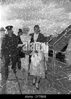 JAYNE MANSFIELD ARRIVESWearing une robe moulante en peau de laine mauve Jayne Mansfield est arrivée cet après-midi à l'aéroport de Londres, accompagnée de son mari Mickey Hargitay. Mlle Mansfield, la célèbre actrice américaine va faire un film dans ce pays avec Kenneth More, le titre du film est le shérif de la mâchoire fracturée. Les photos montrent : Jayne Mansfield, son mari Mickey Hargitay et la petite fille de huit ans Jayne vus comme ils sont arrivés à l'aéroport de Londres aujourd'hui. 26 avril 1958 Banque D'Images