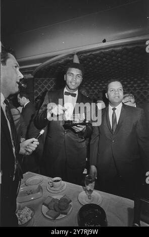 LONDRES , Royaume-Uni - 19 mai 1966 : Muhammad Ali. Légende originale : le champion du monde de boxe poids lourds Muhammad Ali lors d'une conférence de presse qu'il a donnée au restaurant Isow de Soho. Ali était à Londres pour combattre le champion poids lourd britannique et Empire Henry Cooper à Highbury le 21 mai. Banque D'Images