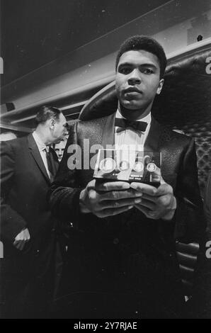 LONDRES , Royaume-Uni - 19 mai 1966 : Muhammad Ali. Légende originale : le champion du monde de boxe poids lourds Muhammad Ali lors d'une conférence de presse qu'il a donnée au restaurant Isow de Soho. Ali était à Londres pour combattre le champion poids lourd britannique et Empire Henry Cooper à Highbury le 21 mai. Banque D'Images