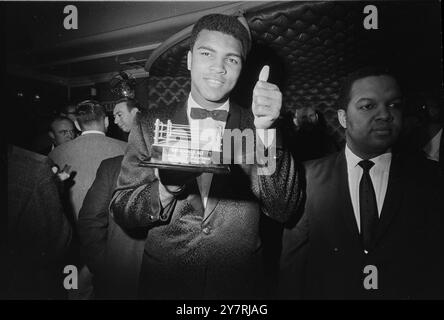 LONDRES , Royaume-Uni - 19 mai 1966 : Muhammad Ali. Légende originale : le champion du monde de boxe poids lourds Muhammad Ali lors d'une conférence de presse qu'il a donnée au restaurant Isow de Soho. Ali était à Londres pour combattre le champion poids lourd britannique et Empire Henry Cooper à Highbury le 21 mai. Banque D'Images