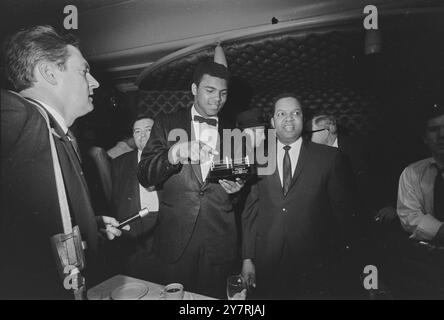 LONDRES , Royaume-Uni - 19 mai 1966 : Muhammad Ali. Légende originale : le champion du monde de boxe poids lourds Muhammad Ali lors d'une conférence de presse qu'il a donnée au restaurant Isow de Soho. Ali était à Londres pour combattre le champion poids lourd britannique et Empire Henry Cooper à Highbury le 21 mai. Banque D'Images