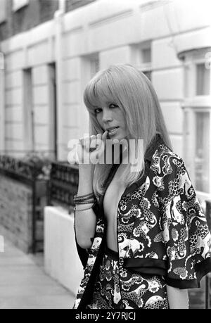 LONDRES : AMANDA LEAR dans un kimono imprimé satiné, ouvert jusqu'à la taille - l'une des tenues de la collection d'automne de la designer britannique Alice Pollock dévoilée ici aujourd'hui. 6 août 1969 Banque D'Images