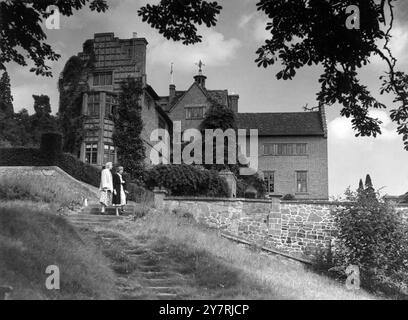 Vue de la maison de M.R. Churchill à Chartwell, Kent, où les visiteurs ont été autorisés à regarder par-dessus le terrain à l'aide du National Gardens Scheme. 15 août 1951 photo de John Topham Banque D'Images