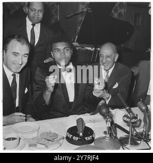 LONDRES , Royaume-Uni - 19 mai 1966 : le champion du monde de boxe poids lourds Muhammad Ali lors d'une conférence de presse qu'il a donnée au restaurant Isow de Soho. Ali était à Londres pour combattre le champion poids lourd britannique et Empire Henry Cooper à Highbury le 21 mai. Banque D'Images