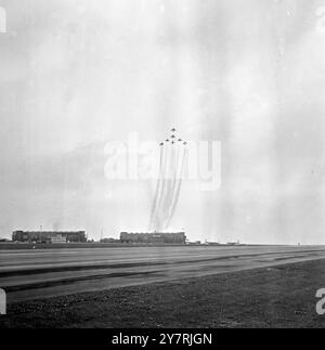 DROIT VERS LE HAUT ? Little Rissington, Gloucestershire, Angleterre, Royaume-Uni : décollage vertical en demi-cygne? Il semble certainement que l'équipe de voltige Red Arrows de la Royal Air Force, donnant sa première exposition publique en 1965 à la Little Rissington Central Flying School, zoome presque verticalement. Bien que les avions décollent réellement en formation, l'équipe venait de terminer une plongée au-dessus de l'aéroport dans leurs jets de gnat peints en rouge pour le bénéfice des visiteurs. Photo prise le 6 mai. 7 mai 1965 Banque D'Images