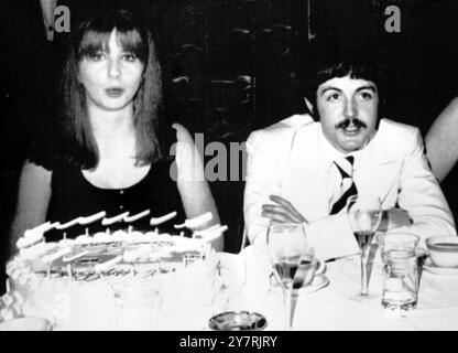 PAUL À JANE'S ANNIVERSAIRE PARTYDenver, Colorado, USA : Beatle Paul McCartney photographié avec sa petite amie, l'actrice britannique Jane Asher à une fête privée ici hier pour célébrer le 21ème anniversaire de Jane. Jane est actuellement en tournée aux États-Unis avec la Bristol Old Vic Company. 6 avril 1967 Banque D'Images