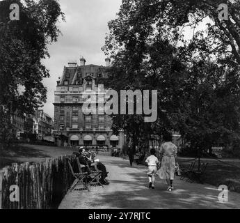 LE RITZ HOTELLondon Angleterre : tous les jours, 200 000 personnes passent devant le Ritz Hotel à Piccadilly. Moins de la moitié pour cent passent par ses portes élégantes. Quelle vie de grandeur flunkeyed y est tenue ? Cette série d'images montre une journée dans cet hôtel de luxe avec son personnel attentionné et ses salles de réception grandioses. Photos : Voici une vue de l'Hôtel Ritz montrant les stores au-dessus du restaurant pris du Green Park et donnant une bonne idée de l'immense force de ce bâtiment, le plus solidement construit de Londres, à part la Tour de Londres et la Citadelle de l'Amirauté. 7 octobre 1950 Banque D'Images