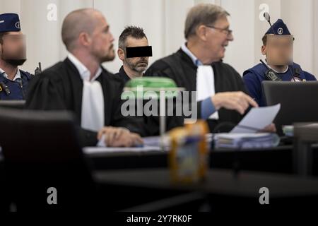 Gand, Belgique. 1er octobre 2024. L'accusé Stijn Marchand photographié lors du tirage au sort du jury dans le procès de S. Marchand, à Gand, mardi 01 octobre 2024. L'homme de 42 ans est accusé de meurtre en 2022 dans le quartier de Lokeren à Eksaarde de son rival d'amour Frank de Vleeschauwer, de tentative de meurtre sur sa petite amie avec qui il avait une liaison, et de traquer les deux victimes. BELGA PHOTO DAVID PINTENS crédit : Belga News Agency/Alamy Live News Banque D'Images