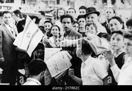 Le 26 mai 1948, la proclamation du nouvel État d'Israël a eu lieu à tel-Aviv. Des foules se sont rassemblées dans les rues peu de temps après l'annonce du nouvel État juif. Cet événement historique a marqué l'indépendance d'Israël. Banque D'Images