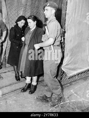 2700 IMMIGRANTS JUIFS DÉBARQUÉS À HAÏFA - CORPS DE DEUX MORTS RETENUS EN ALTITUDE LORS D'UNE MANIFESTATION ANTI-BRITANNIQUE, I947 - photo prise au port de Haïfa alors que 2700 immigrants juifs illégaux débarquaient du bateau à vapeur Guardian, arborant le drapeau juif. Un des plus gros navires illégaux, il était bondé de la tige à la poupe. Sur le pont, les corps de deux hommes tués dans un affrontement gisaient enveloppés de drapeaux juifs. Tenant ces corps à bout de bras, les immigrants crièrent aux soldats sur la jetée : « vous les avez tués. À bas le gouvernement de Bevin." Malgré cela, les immigrants ont quitté le navire sans résistance. Il y en avait Banque D'Images