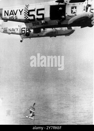 ASTRONAUTES DESCENDANT Safelyuss Essex dans l'Atlantique : Walter M Schirra Jr, commandant de vol d'Apollo 7, se balançant sous l'hélicoptère pick-up dans un panier de corde utilisé pour le pick-up. Schirra a été signalé pour avoir un peu mal de mer après l'atterrissage à l'envers, ici le 22 octobre 1968. 22 octobre 1968 Banque D'Images