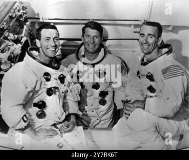 PREMIÈRE MISSION APOLLO HABITÉE CREWCape Kennedy Floride, USA : le premier équipage de la première mission Apollo habitée, assigné par la National Aeronautics and Space Administration. Ils sont de gauche à droite : les astronautes Donn F Eisele, pilote du module de commandement ; Walter M Schirra, commandant junior et Walter Cunningham, pilote du module lunaire. Le Saturn 1B sera lancé à partir du complexe 34, Cape Kennedy en Floride. 16 août 1968 Banque D'Images