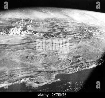 VUE RARE DU CHILESPACE Centre, Houston, Texas, USA : cette vue d'une partie de la côte ouest de l'Amérique du Sud a été réalisée à partir de l'engin spatial Apollo 7 lors de sa 81e révolution de la Terre au 7e jour de sa mission spatiale. La photo a été prise à une altitude de 138 miles. Une baie en forme de demi-lune est montrée au centre inférieur de la photo. La ville portuaire d'Autofagasta, au Chili, est située sur cette baie. Sous les nuages en haut à gauche se trouvent les grandes plaines connues sous le nom de Gran Chaco. 29 octobre 1968 Banque D'Images