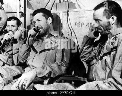 LES ASTRONAUTES DISCUTENT AVEC JOHNSONCape Kennedy, Floride, États-Unis : les astronautes d'Apollo 7 vêtus de costumes de vol frais, discutent avec le président Johnson, alors qu'ils se détendent à bord de l'USS Essex ici le 22 octobre 1968. Ils sont de gauche à droite : Donn F Eisele, Walter M Schirra Jr et Walter Cunningham. 24 octobre 1968 Banque D'Images