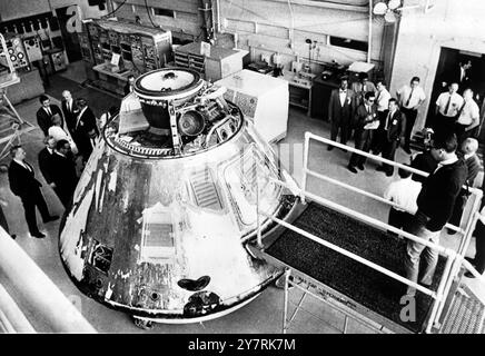 APOLLO 7 HOMEDowney, Californie, Etats-Unis : de retour à la maison est le vaisseau spatial Apollo 7 à l'usine North Amerian Rockwell où il a été construit, après son orbite historique de 11 jours de la Terre. Ici, certains des employés jettent un coup d'œil à l'engin qui transportait les astronautes Walter M Schirra Jr, Walter Cunningham et Don F Eisele sur le vol qui pourrait être le prélude à un vol habité vers la Lune. 30 octobre 1968 Banque D'Images