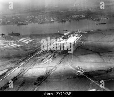 Vue aérienne du chantier de construction où le futur tunnel de Dartford traversera Dartford, Kent, sous la Tamise, à Thurrock, Essex, coupant 34 miles de voyage à travers Londres, reliant Kent, Surrey et Sussex avec Essex et East Anglia. Fin des années 1930 Banque D'Images