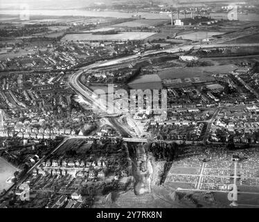 Vue aérienne du Kent et de la construction de la M25 et des routes reliant le futur tunnel de Dartford qui traversera Dartford, Kent, sous la Tamise, à Thurrock, Essex. La nouvelle autoroute et le nouveau tunnel permettront de couper 34 miles de circulation à travers Londres et relieront Kent, Surrey et Sussex à Essex et East Anglia.15 septembre 1962 Banque D'Images