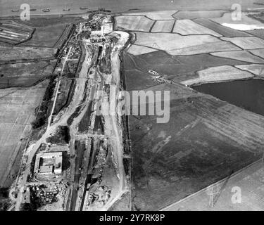 Vue aérienne du Kent et de la construction de la M25 et des routes reliant le futur tunnel de Dartford qui traversera Dartford, Kent, sous la Tamise, à Thurrock, Essex. La nouvelle autoroute et le nouveau tunnel permettront de couper 34 miles de circulation à travers Londres et relieront Kent, Surrey et Sussex à Essex et East Anglia.15 septembre 1962 Banque D'Images