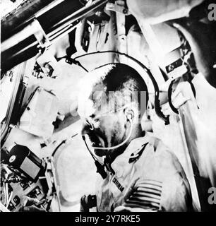 ÉCRITURE AU SPACESpace Centre, Houston USA : L'astronaute Walter Cunningham, pilote du module lunaire Apollo 7, écrit avec un stylo alors qu'il est photographié en train d'effectuer des tâches de vol le neuvième jour de la mission Apollo 7. Remarquez le magazine de film Hasselblad de 70 mm juste au-dessus de la main droite de Cunningham flottant dans l'environnement sans poids du vaisseau spatial. Apollo 7 a éclaboussé dans l'océan Atlantique au large des Bermudes le 22 octobre 1968 après avoir parcouru 11 jours sur 4 500 000 miles en orbite autour de la Terre. 24 octobre 1968 Banque D'Images