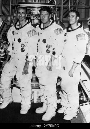 US SPACEMENCape Kennedy, Floride, Etats-Unis : les trois astronautes américains qui seront à l'intérieur de l'Apollo Seven lors de sa mission orbitale de 11 jours prévue pour débuter le 11 octobre 1968 vus à l'extérieur de l'engin lors d'essais au sol plus tôt cette année. Ce sont, de gauche à droite, Walter Cunningham, Walter M Schirra Jr et Donn Eisele. 8 octobre 1968 Banque D'Images