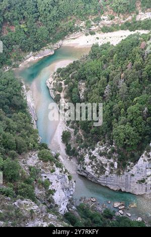 Riverbend ou Meander dans le Verdon et les gorges avec les falaises de Mescla depuis balcon de la Mescla Gorges du Verdon Provence France Banque D'Images