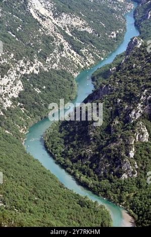 Vue aérienne sur les eaux turquoises et les méandres du Verdon dans les Gorges du Verdon ou les Gorges du Verdon Var Provence France Banque D'Images