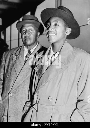 Les chefs africains naviguent pour CoronationSouthampton : les chefs africains sont photographiés à leur arrivée ici à bord du paquebot Winchester Castle pour le Coronation. De gauche à droite : M. Michael Sebone du Bechuanaland ; le chef Kgari Sechele du Bechuanaland ; le chef Lorotholi Mojela (chef du groupe) du Basutoland ; le chef Bereng Seeiso, 16 ans, héritier d'une chefferie du Basutoland ; et le chef Taelo Griffith , également du Basutoland . 15 mai 1953 Banque D'Images