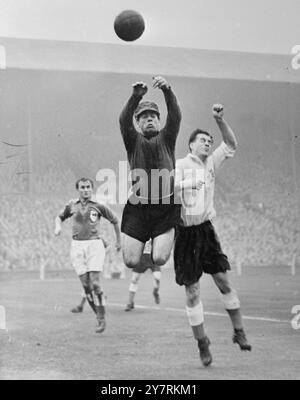 ANGLETERRE ET LE RESTE TIRAGE AU SORT 4-4 21.10.53. Le reste de l'équipe mondiale de football a tenu l'Angleterre à un match nul de 4-4 dans le stade de Wembley, Londres, cet après-midi. La photo de l'INP montre le gardien autrichien W. Zeman frappant la balle clairement alors que l'attaquant central de l'Angleterre Nat Lofthouse saute pour la diriger. Photos d'actualités internationales. Banque D'Images