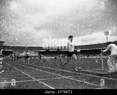 DIANE LEATHER gagne 880 YARDS INVITATIONAL EVENTLondres, Angleterre Royaume-Uni : Diane Leather de Grande-Bretagne remporte l'épreuve des 880 yards aux Jeux britanniques et la Grande-Bretagne contre l'Empire et le Commonwealth au White City Stadium cet après-midi. La deuxième était Betty Loakes et la troisième était Joy Jordan. Le temps de Diane Leather était de 2 minutes 9,5 secondes. 4 juillet 1958 Banque D'Images