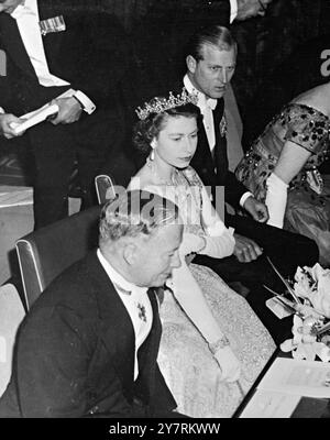 LA REINE ET LE PRINCE PHILIP AU CONCERT DU ROYAL FESTIVAL HALL. 19.10.53. Sa Majesté la Reine et le duc d'Édimbourg ont assisté ce soir à un concert donné en leur honneur par les hauts-commissaires d'Australie et de Nouvelle-Zélande au Royal Festival Hall. Le concert a été conçu comme un hommage musical à la reine et au duc avant leur départ pour leur tournée en Australie et en Nouvelle-Zélande. PHOTOS DE l'I.N.P. : la reine et le duc d'Édimbourg assis dans la Royal Box avec Sir Thomas White, le haut-commissaire australien à Londres. PHOTOS D'ACTUALITÉS INTERNATIONALES. Banque D'Images