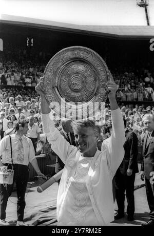 QUEEN OF THE COURTWIMBLEDON, ANGLETERRE, Royaume-Uni : après 13 ans, Mme Ann Jones remporte enfin le trophée du championnat de célibataires femmes à Wimbledon. Cet après-midi, la foule de 15000 personnes a donné une grande Ovation à la jeune fille britannique après sa victoire surprise sur la championne en titre et première n°2, Mme Billie-Jean King, sur le court central. Mme Jones, qui a reçu le trophée de la Princesse Anne, a perdu le premier set contre l'American Girl 3-6, mais a porté les deux suivants 6-3, 6-2. 4 juillet 1969 Banque D'Images