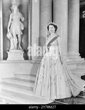 À PARAÎTRE LE 14 DÉCEMBRE 1953. Royal Command Portrait par le baron : H.M. LA REINE ELIZABETH II la reine est vue dans une robe de soirée en tulle jaune décorée de sprays de mimosa et de broderies de paillettes dorées. Elle porte le ruban bleu et l'étoile de la jarretière. Voici quelques détails des diamants de sa Majesté montrés dans le portrait : le collier est un cadeau de mariage du Nizam d'Hyderabad ; la tiare, également un cadeau de mariage, est de la Reine Mary. La broche arc, les boucles d'oreilles pendantes, le bracelet et la montre-bracelet en platine sont également sertis en diamants. L'étude du portrait a été prise sur le petit escalier du GRA Banque D'Images