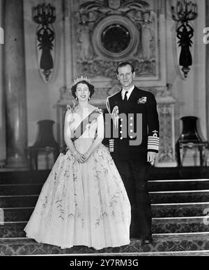 À PARAÎTRE LE 14 DÉCEMBRE 1953. Royal Command Portrait par Baron : H.M. LA REINE & H.A.R. LE DUC D'ÉDIMBOURG. La reine est vue dans une robe de soirée en tulle jaune ornée de sprays de mimosa et de broderies de paillettes dorées. Elle porte le ruban bleu et l'étoile de la jarretière. Voici quelques détails des diamants de sa Majesté montrés dans le portrait : le collier est un cadeau de mariage du Nizam d'Hyderabad ; la tiare, également un cadeau de mariage, est de la Reine Mary. La broche arc, les boucles d'oreilles pendantes, le bracelet et la montre-bracelet en platine sont également sertis en diamants. Le duc est vu dans l'uniforme d'Admir Banque D'Images