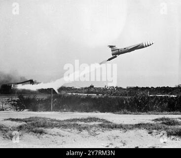 LA GUERRE PAR BOUTON-POUSSOIR SE RAPPROCHE DU 13.10.53. Les premiers escadrons de bombardiers sans pilote américains sont maintenant entraînés à Patrick Air base, en Floride, avec la première arme tactique sans pilote américaine, l'USAF-Martin B-61 Matador. Le Matador, qui décolle d'un lanceur portable, est mis en vol par la puissance d'une fusée et piloté par un turboréacteur. I.N.P. photo montre la première photo publiée du bombardier sans pilote Matador lancé au centre d'essai de missiles de l'US Air Force, Cocoa, Floride, U.S.A. International News photos Banque D'Images