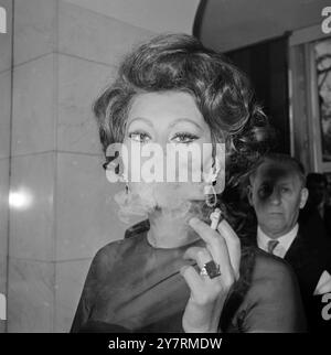 SOPHIA LONDRES : juste cigarette...not une explosion du feu intérieur de la personnalité éclatante de SOPHIA Loren. Loren a rencontré la presse à Londres pour discuter des plans pour le nouveau film « The Countess » dans lequel elle apparaîtra avec Marlon Brando sous la direction de Charlie Chaplin - 1er novembre 1965 Banque D'Images