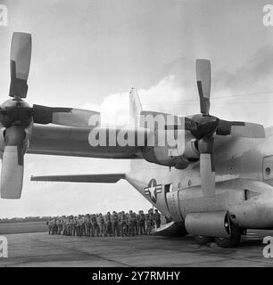 PARACHUTISTE INTERBRITANNIQUE-AMÉRICAIN de l'OTAN TRIALSRAF ABINGDON, BERKSHIRE, ANGLETERRE : les hommes de la 16e brigade de parachutistes de l'armée britannique, se préparent à monter à bord d'un avion de transport C-130 de l'USAF pour un largage au-dessus de la RAF Watchfield aujourd'hui dans le cadre des essais de compatibilité entre l'OTAN interarmées britannique et américaine. Du matériel et des troupes ont été largués au cours des essais, destinés à tester la coopération internationale telle que définie par l'OTAN dans le cadre d'exercices militaires. 8 novembre 1965 Banque D'Images