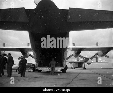 DES TRANSPORTEURS AÉRIENS GÉANTS EN EXPOSITION. BOSCOME DOWN, WILTSHIRE, ANGLETERRE : compartiments de fret d'un moyen de transport d'assaut américain Lockheed C-130 Hercules (au premier plan) et d'un Blackburn Beverly britannique (à droite en arrière-plan), vus lors d'une démonstration d'avions et d'équipements de transport britanniques et américains ici. Le Hercules est propulsé par quatre turbo-propulseurs et des croisières à 330 mph. Il a un compartiment de fret de près de 41,5 pieds de long. Le Beverly a une vitesse maximale de 238 mph et peut transporter 94 troupes entièrement armées ou 70 parachutistes. 23 octobre 1957 Banque D'Images
