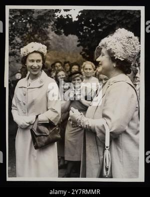 Reine à la vente de l'église. - Crathie, Écosse : la reine et la reine Elizabeth, la reine mère, ont assisté aujourd'hui à une vente d'œuvres à Crathie Church, Deeside. Ils ont été accueillis par le Dr John Lamb, le ministre de Crathie. La reine a offert un service à thé et les cadeaux de la reine mère, y compris des couverts, du linge de table et un sac à main en cuir. Au cours de leur visite, la reine a acheté une grande boîte de bonbons et la reine mère un seau jaune à jouets, une poupée et des produits non durables. 2 septembre 1961. Planet News. Banque D'Images