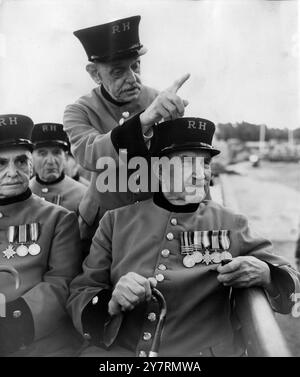 LES RETRAITÉS DE CHELSEA SUR L'EAU TRIPChelsea les retraités du Royal Hospital Pensioners (Leatherhead) Club ont été emmenés en croisière fluviale de Hampton court à Windsor aujourd'hui (mardi) à l'occasion de leur sortie annuelle. Ici, le retraité Fw Lentz est vu soulignant des lieux d'intérêt pour le retraité RF Cooper (assis) pendant le voyage sur la rivière à Windsor. 9 août 1949 Banque D'Images