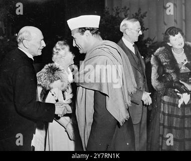 EAST & WEST SE RENCONTRENT À MARGATE. 2.10.53. Une réception civique a été organisée aux jardins d'hiver de Margate à l'intention des membres du Parti travailliste participant à la 52e conférence annuelle. La photo I.N.P. montre Mr. C. R. Attlee (extrême gauche) donnant un sourire et une poignée de main à Mr. Sibnath Banerjee, de Calcutta, président du socialiste indien T.U.C. entre eux, on peut voir Mr. Arthur Greenwood, dont le mari est à droite avec Mr. H. V. Ward, maire de Margate. Photos d'actualités internationales. Banque D'Images