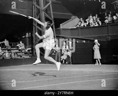 PRANCING ' GUSSY ' High - stepper sur court 1 au All - England Club , Wimbledon , Londres est Miss GERTRUDE ( magnifique Gussy ' ) MORAN ( États-Unis) . Elle aidait Mme . Pat Todd (également des États-Unis) pour vaincre Mme . E.W. Scott et Miss E.M. Wilford de Grande-Bretagne 6-1 2-6 7-5 dans le double féminin des championnats de tennis sur gazon . 23 juin 1949 Banque D'Images