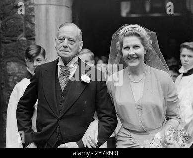 PEER , 77 , ÉPOUSE LORD HAYTER , 77 , ancien directeur général de la Chubb Safe Company , a été marié dans la Chapelle Royale , Savoie ( Londres ) , à 40 ans - l'actrice shakespearienne Miss MARGARET ALISON PICKARD , fille d'un homme d'affaires retraité de Leicester . Le couple s'est rencontré à Londres il y a trois mois. Lord Hayter s'est marié en 1898 à Miss Mary Haworth , fille d'un juge de paix de Wimbledon . Elle est décédée en juin de l'année dernière. PHOTOS :- LORD HAYTER et son brie quittant Chapel Royal après la cérémonie de mariage . 23 mars 1949 Banque D'Images