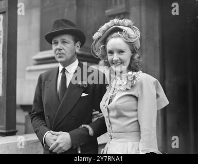 SANDRA STORME, ACTRICE DE CINÉMA de 33 ans, a été mariée au Marylebone Register Office, Londres, à LORD CHURSTON, fils de 39 ans de la duchesse de Leinster et frère de la princesse Aly Khan. Née à Broadstairs (Kent), Miss Storme s'est mariée en 1939 à M. Jack Dunfee, le producteur de théâtre, mais le mariage a été dissous l'année dernière. Le mariage précédent de Lord Churston - à Miss Elizabeth du Pre de Beaconsfield - a été dissous en 1943. IMAGES MONTRENT : la mariée et le marié quittant le bureau d'enregistrement après la cérémonie. 31 mars 1949 Banque D'Images