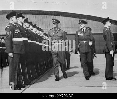 Le duc d'Édimbourg s'est envolé pour l'Allemagne aujourd'hui pour rendre visite au 8th King's Royal Irish Hussars, dont il est le colonel en chef. La photo de l'INP montre le duc inspectant une garde d'honneur fournie par le régiment de la RAF à son arrivée en Allemagne aujourd'hui. Photos d'actualités internationales Banque D'Images