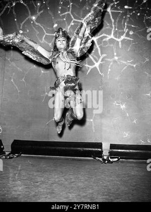 Vêtu de son costume exotique d'aigle doré, le danseur indien Ram Gopal vole gracieusement dans les airs lors des répétitions au Royal Festival Hall, à Londres, en Angleterre. RAM Gopal et sa compagnie de danseurs indiens - qui ont récemment joué au Festival d'Édimbourg - ouvrent ce soir au Royal Festival Hall pour une saison de deux semaines. La société, parrainée par le gouvernement indien, est la plus grande jamais venue dans ce pays de l'Inde. Le producteur britannique Sir Michael balcon a approché Ram Gopal pour lui demander d'envisager de jouer le rôle dans un nouveau film en tant que Bouddha. Le danseur n'a pas encore indiqué Banque D'Images