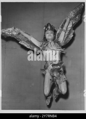 Vêtu de son costume exotique d'aigle doré, le danseur indien Ram Gopal vole gracieusement dans les airs lors des répétitions au Royal Festival Hall, à Londres, en Angleterre. RAM Gopal et sa compagnie de danseurs indiens - qui ont récemment joué au Festival d'Édimbourg - ouvrent ce soir au Royal Festival Hall pour une saison de deux semaines. La société, parrainée par le gouvernement indien, est la plus grande jamais venue dans ce pays de l'Inde. Le producteur britannique Sir Michael balcon a approché Ram Gopal pour lui demander d'envisager de jouer le rôle dans un nouveau film en tant que Bouddha. Le danseur n'a pas encore indiqué Banque D'Images